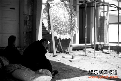 两和尚怀搂女子上宾馆不戒色 高虎装修别墅对触电身亡不仁慈